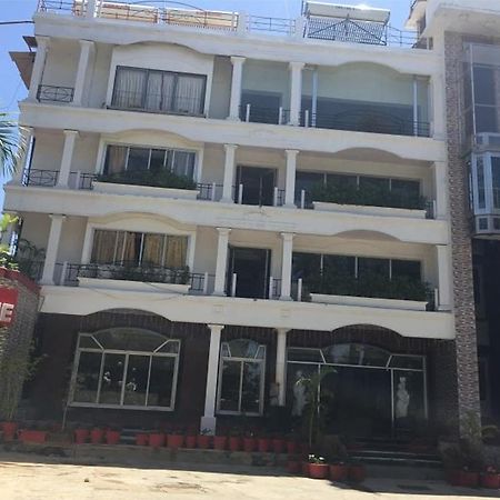 Hotel Sheratone Маунт-Абу Экстерьер фото